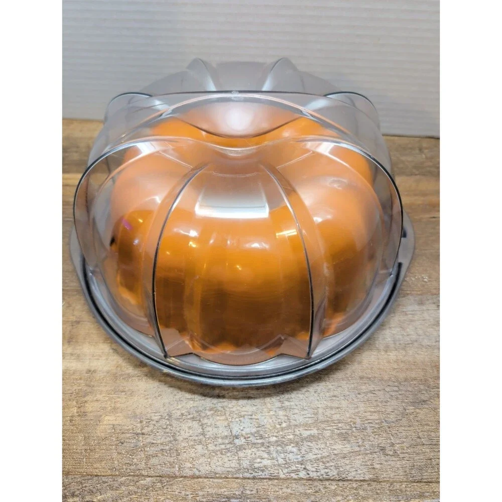 Nordic Ware Classic 12 Cup Bundt Pan with Twist-to-Lock Cake Keeper Carrier